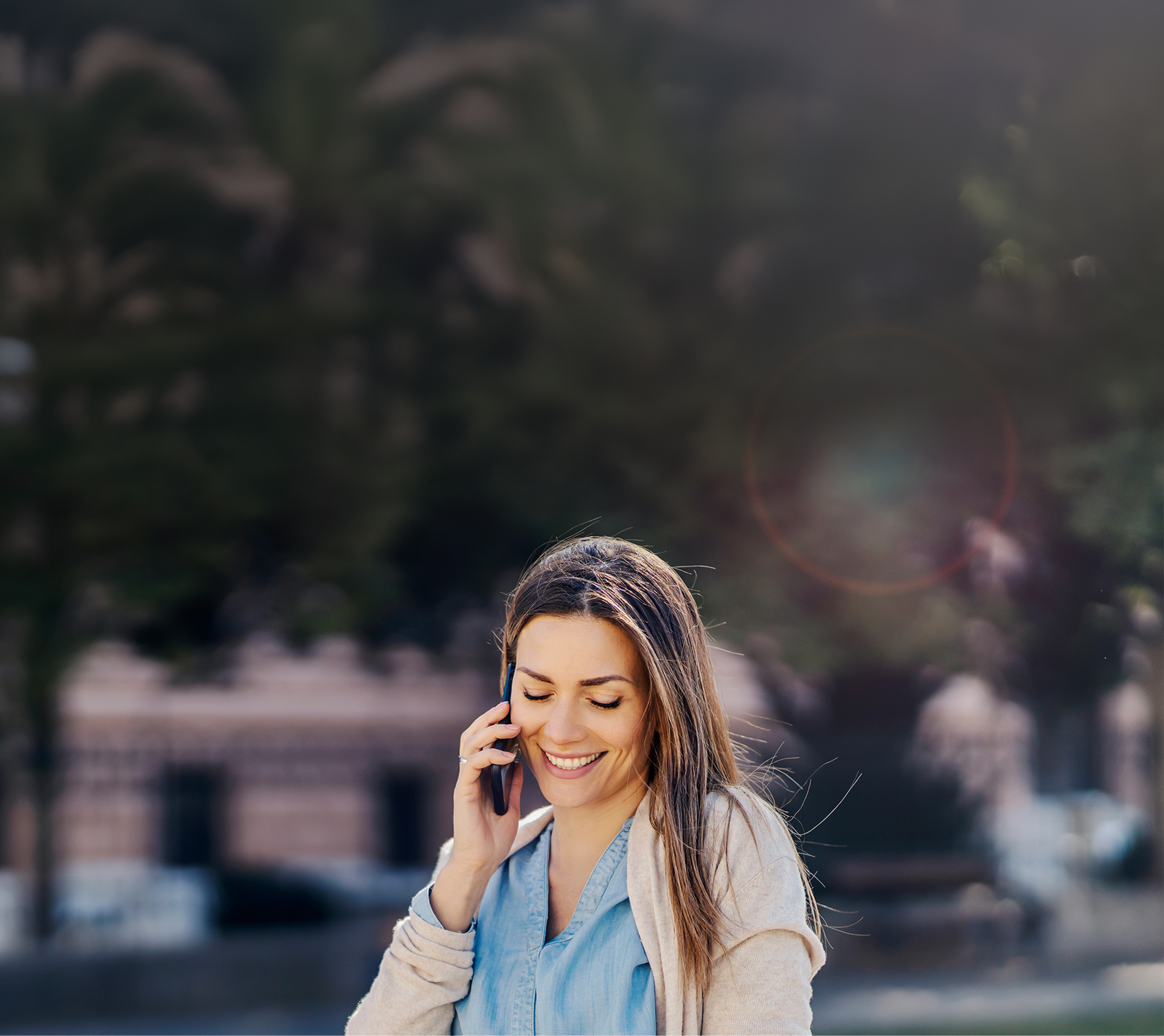 Frau telefoniert unterwegs mit der eSIM Karte von simplytel.