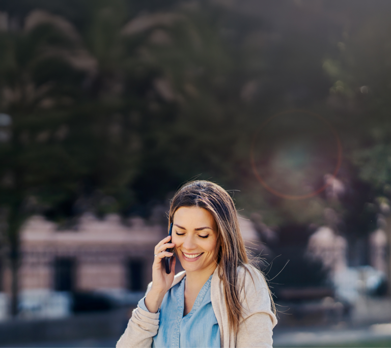 Frau telefoniert unterwegs mit der eSIM Karte von simplytel.