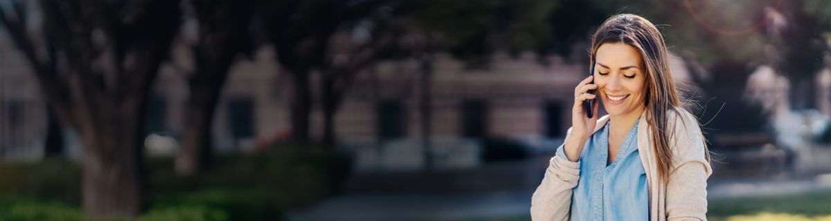 Frau telefoniert unterwegs mit der eSIM Karte von simplytel.